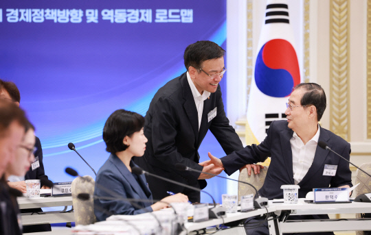 최상목 경제부총리 겸 기획재정부 장관이 3일 서울 종로구 청와대 영빈관에서 열린 '하반기 경제정책방향 및 역동경제 로드맵 발표' 행사에 참석, 한덕수(오른쪽) 국무총리와 인사하고 있다.  연합뉴스